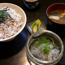 釜揚げしらす丼単品(味噌汁・漬物付き)と生しらす単品