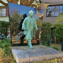 歩き出しそうな銅像