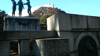 女性の像ですが広告記念だそうです