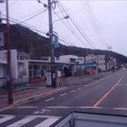 この駅は、西日本旅客鉄道（JR西日本）赤穂線の駅で、赤穂線の中でも特に瀬戸内海に近い場所に位置しており、日生駅前港からは小豆島行きのフェリーがでています。