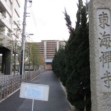 参道、奥が山門