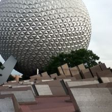 施設のシンボル、スペースシップ・アース。