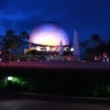 夜のエプコット。シンボルの球がライトアップされます。