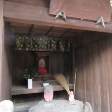山門内境内に祀られていました