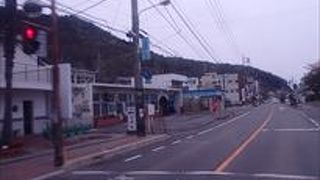 この駅は、西日本旅客鉄道（JR西日本）赤穂線の駅で、赤穂線の中でも特に瀬戸内海に近い場所に位置しており、日生駅前港からは小豆島行きのフェリーがでています。