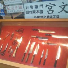 刃物類が並ぶショーケースの様子