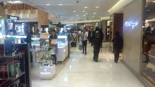 高級商品が居並ぶ日系百貨店