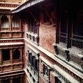 タメル地区の好立地でネパール建築の魅力的なホテル