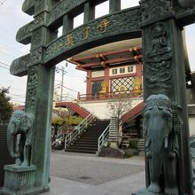 真了寺。ゾウの山門、珍しいのでご紹介