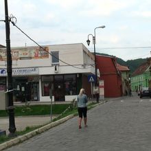 左側に広場が見え露店で賑わう