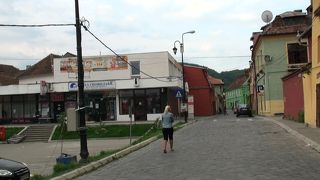 毎日市がたち市民で賑わっている。