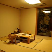 建物の外観はモダンですが、部屋は純和室で落ち着いた雰囲気。