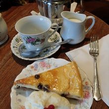 DAME STREETにある本店でお試ししたケーキとお茶。