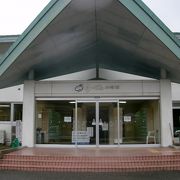 日帰り温泉施設と温水プールが併設