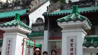 多くの参拝者が耐えない勉強の神様