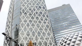 美観を損なう落ち着かないビルだ