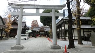 新宿中央公園のはずれにある