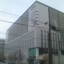 南西端にあるフロンティア館の外観