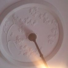 シャンデリア上部の漆喰装飾（メダリオン）は必見です！