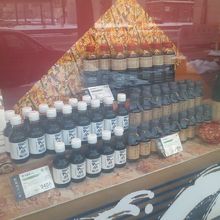 調味料が陳列されたショーウィンドーの様子