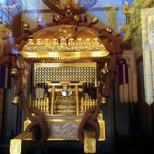 ガラス越しの神輿