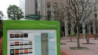 地下の水の広場が憩いの場に