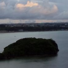 画像のとおりの小島。島周囲は浅い。