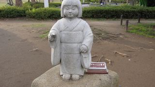 女の子の像