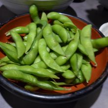 枝豆はつかみ取りを一度できてお皿に取れた分を入れて食べます