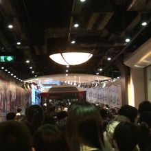 駅の乗り場はごったがえしている