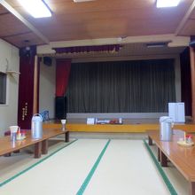 公民館のような店内。