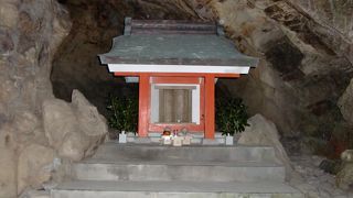 洞窟に鎮座する鵜戸神社