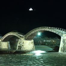 ライトアップされた橋と岩国城