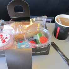 国内線エコノミーでも軽食が出ます