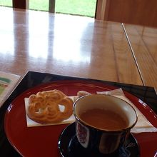 庭を眺めながらお茶菓子4種と、さんぴん茶(ジャスミン茶)