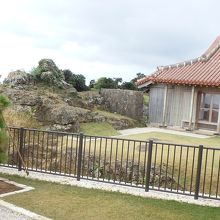 庭園と那覇市内眺望