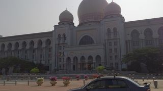 ひときわ目立つイスラム建築の建物