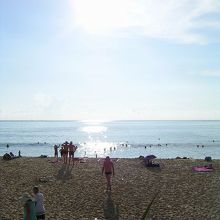 海に入っている人もいますねぇ