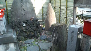 句碑の周囲には石像の蛙なども