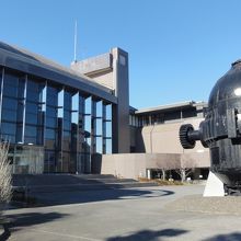 巨大な転換炉が屋外に