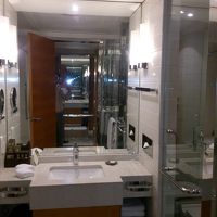 右に、シャワールーム、トイレ。左にお風呂です。