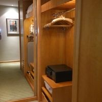 衣服の収納。広々とした部屋の使い方。