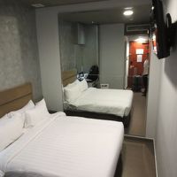 大きな鏡が部屋の奥行があるように見せます