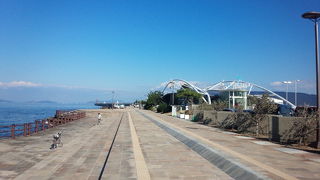 夏に噴水にプロジェクションマッピングをしてました