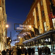 １２月初めの夕暮れからはクリスマス仕様のイルミがきれい。