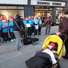 クリスマス前の募金活動にやって来た小学校の合唱隊。