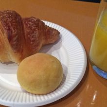 パンとオレンジジュース