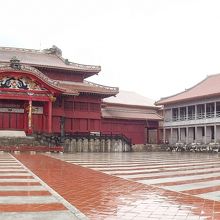 御庭入口から眺める正殿と南殿