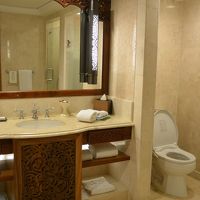 洗面台は広め、トイレは横のレバーを回す簡易ウォシュレットです