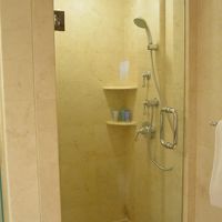 シャワールーム、レインシャワーとハンドル式のシャワーが便利